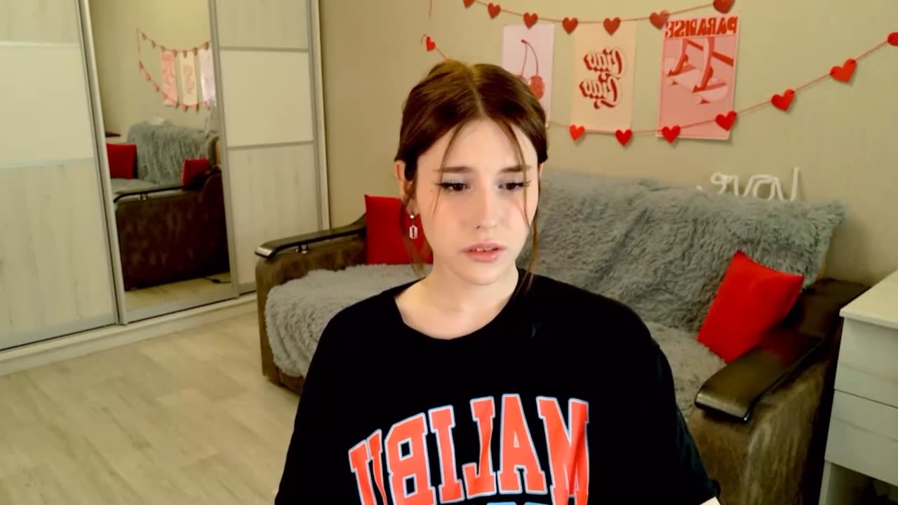 Mirror: you’re hot Me: I know