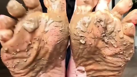 Sofia Vergara Muddy Soles ✨🦶🏻🤎