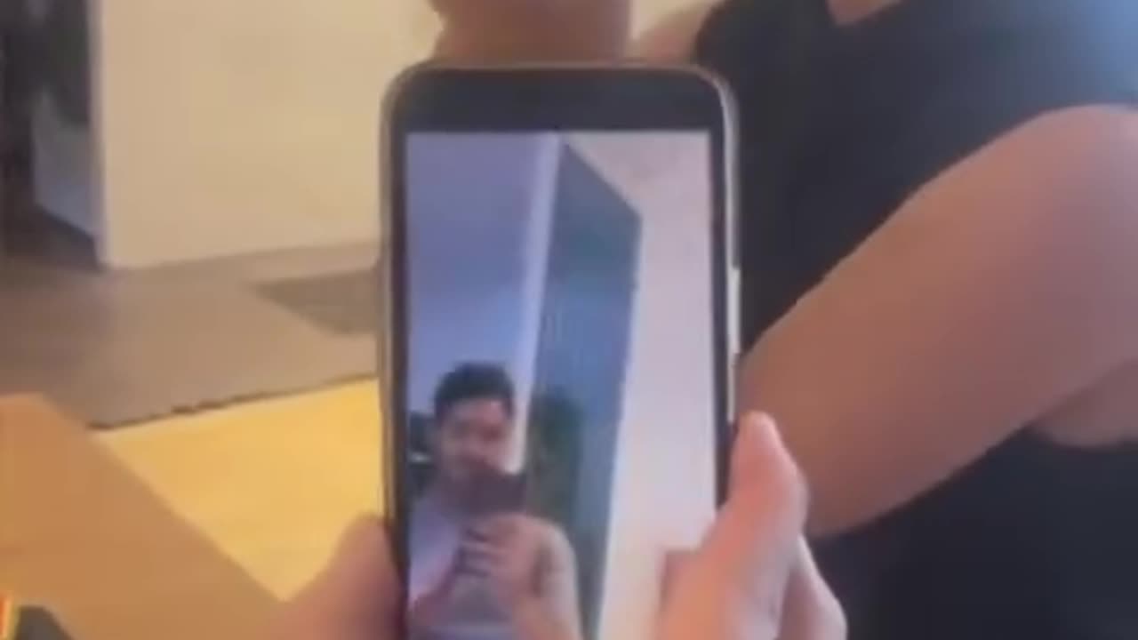 Der Spion im Telefon funktioniert scheinbar immer.