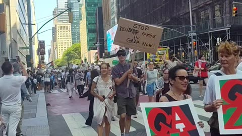 Personas Latinas en la "Marcha Masiva por la Humanidad ".