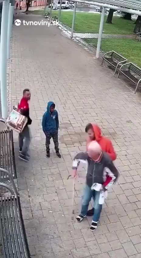 Arab Migranta Rob Elderly European Native