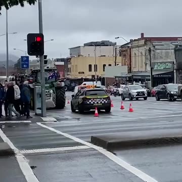Prime Minister Anthony Albanese chased out of Ballarat by angry Victorian farmers in tractors