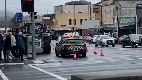 Prime Minister Anthony Albanese chased out of Ballarat by angry Victorian farmers in tractors