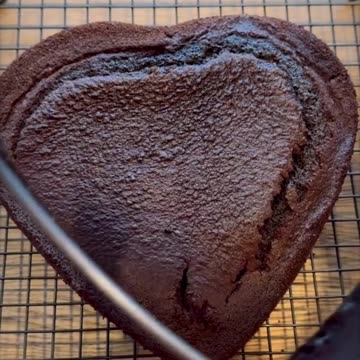 Can’t go wrong with chocolate cake.🍫