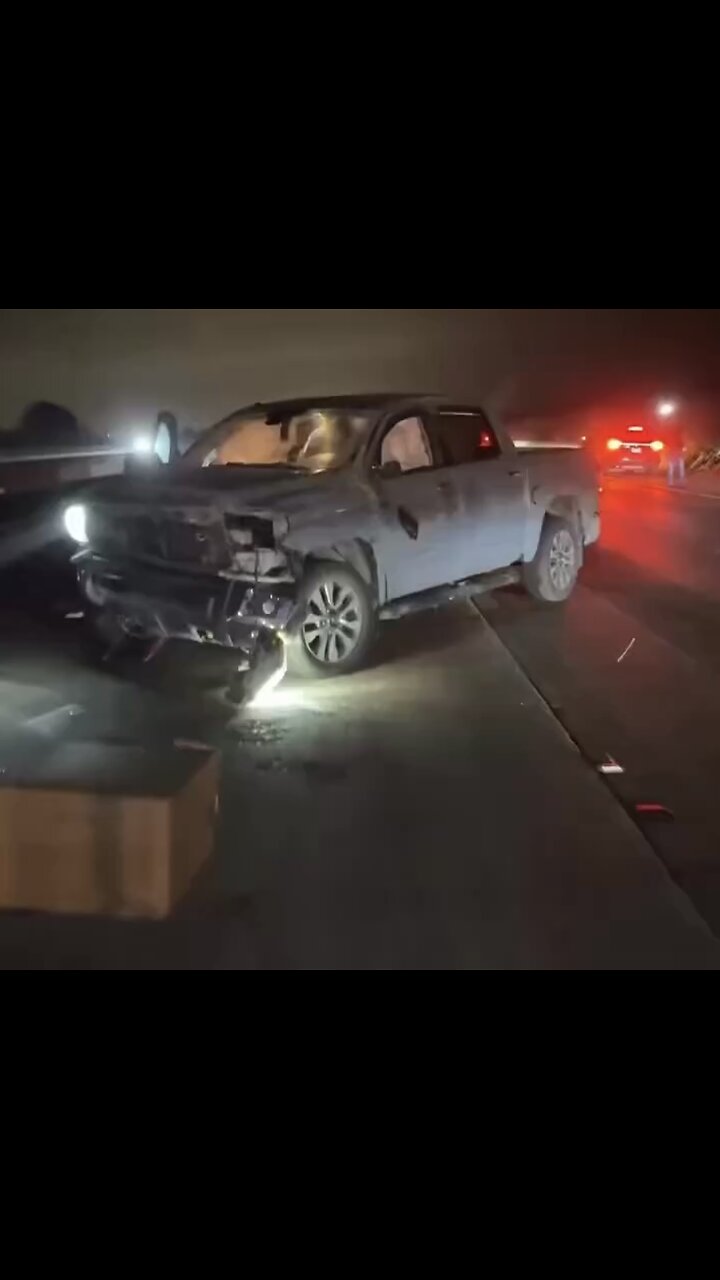 DELUSIONAL DRIVER🛣️🚧👨‍🎤🛻🚘📸IN SINGLE VEHICLE ACCIDENT ON BUSY FREEWAY🚧🛻🚘💫