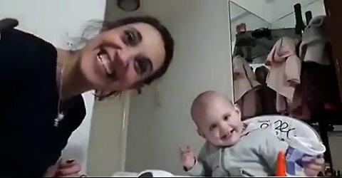 Bebê italiano aprendendo a falar