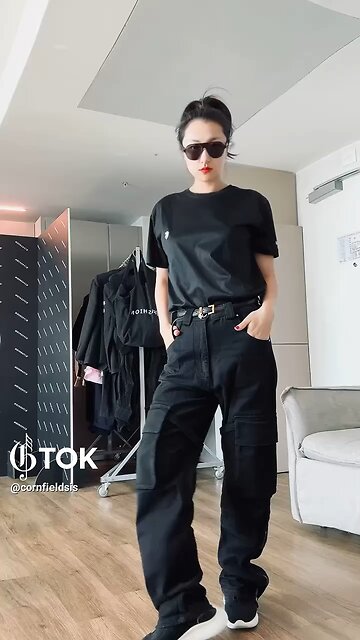 丝光棉T Shirt 搭配 男款black slim cargo Jeans. 我穿的是最小号， 腰围会大一些，所以我会带一条G 皮带. 他有很好的G金属小挂饰，所以也是搭配的点睛之笔