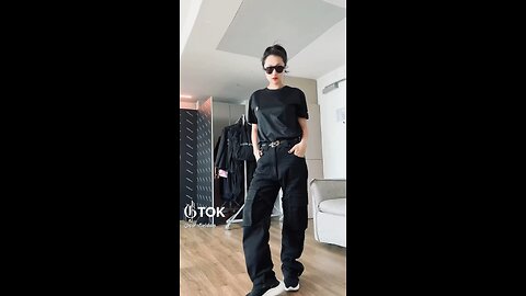 丝光棉T Shirt 搭配 男款black slim cargo Jeans. 我穿的是最小号， 腰围会大一些，所以我会带一条G 皮带. 他有很好的G金属小挂饰，所以也是搭配的点睛之笔