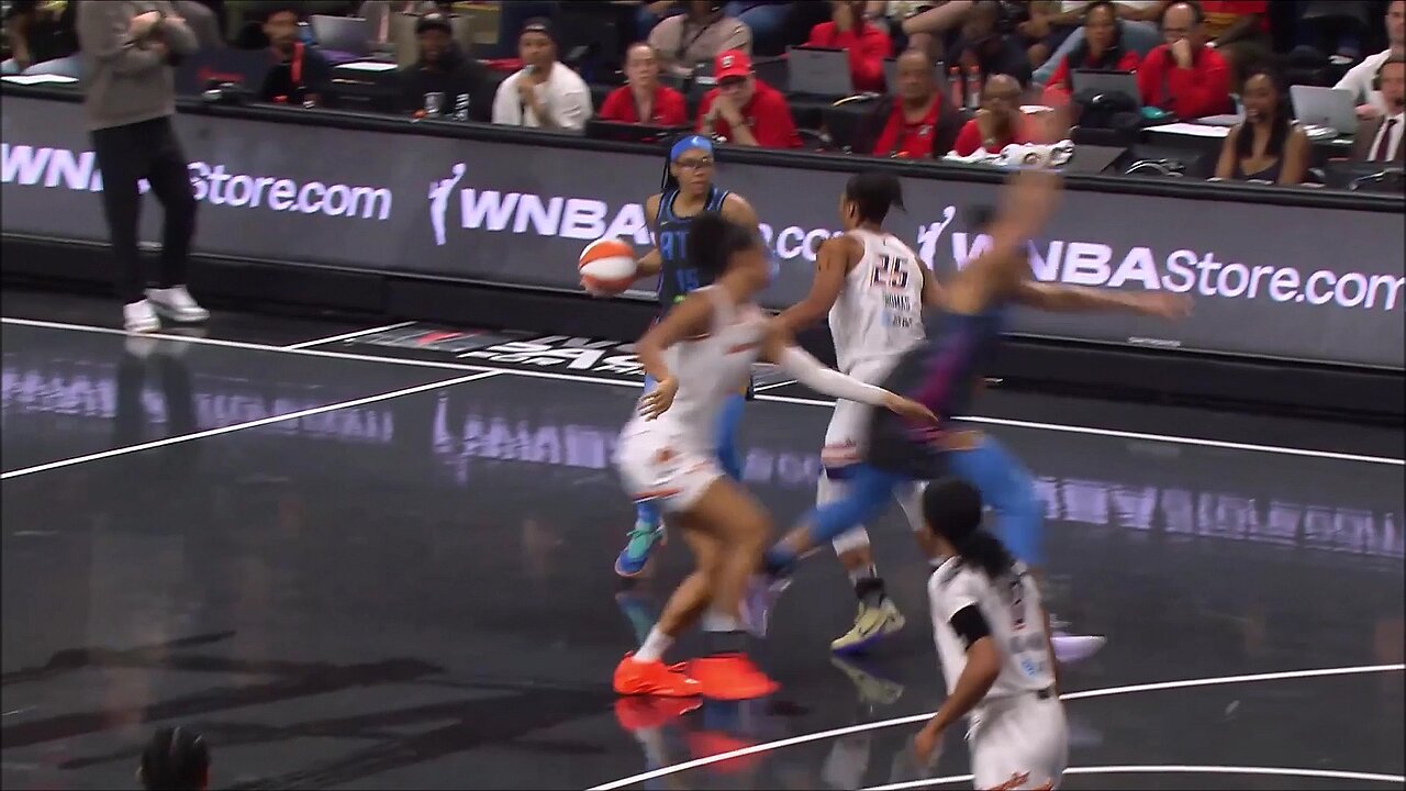 👀 FLAGRANT, Satou Sabally SHOVES Bri Jones after getting screened by her | WNBA women's basketball