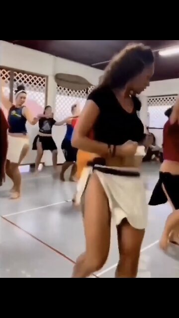TAHITIAN WOMEN PROUDLY🪘🧘‍♀️🎧👯‍♀️🥇📸PERFORMS TRADITIONAL DANCE🪘🩰🪇🏆💫