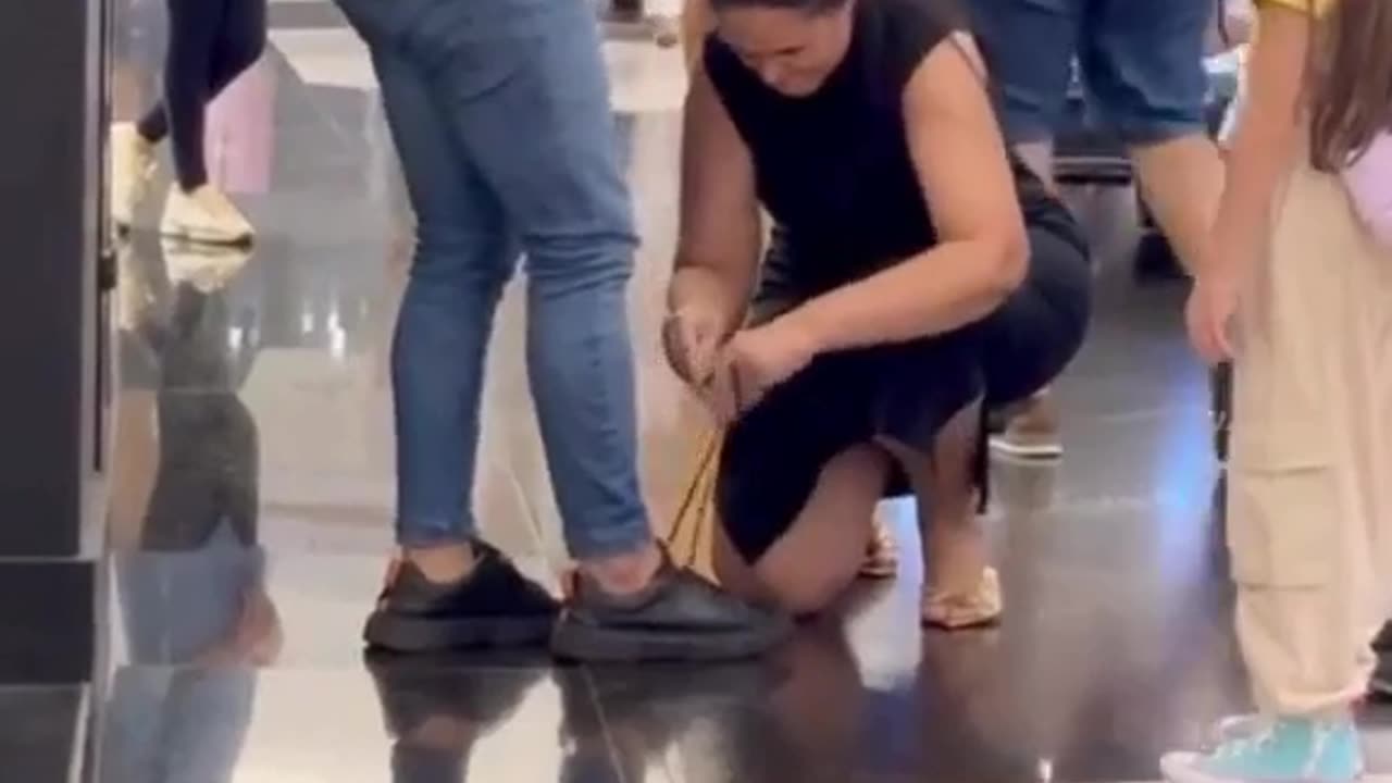 Social experiment: Man with one hand in a bandage struggles with shoelace—most people walk by! 🤔💔