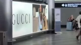 Hombre desata fuego y destruye a martillazos un mostrador en el aeropuerto de Milán