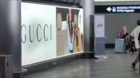 Hombre desata fuego y destruye a martillazos un mostrador en el aeropuerto de Milán