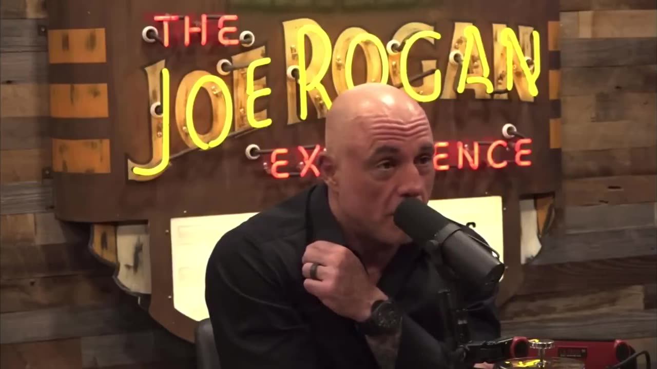 Trump tried to tell Joe Rogan there's life on Mars, and Joe just brushed it off.