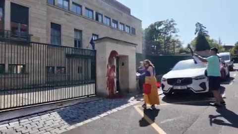 Blujová a Pšenák lití kečupu na maďarskou ambasádu - 1