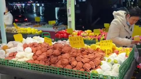 Delicious Delights: Exploring a Vibrant Fruit Store in China's Night Market with Family 🍎🍊