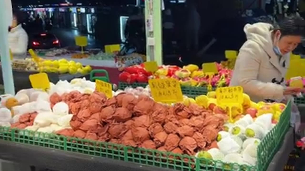 Delicious Delights: Exploring a Vibrant Fruit Store in China's Night Market with Family 🍎🍊