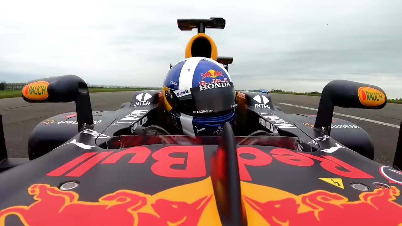 Bugatti Chiron v F1 Car_ DRAG RACE