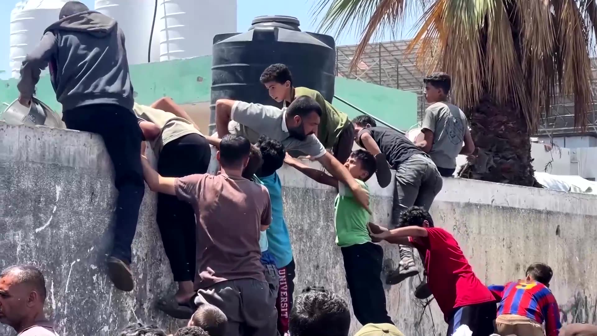 US-backed Gaza aid group halts distribution