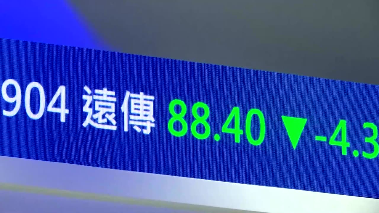 Oil drops to 4-year low, China metals tumble on recession fears
