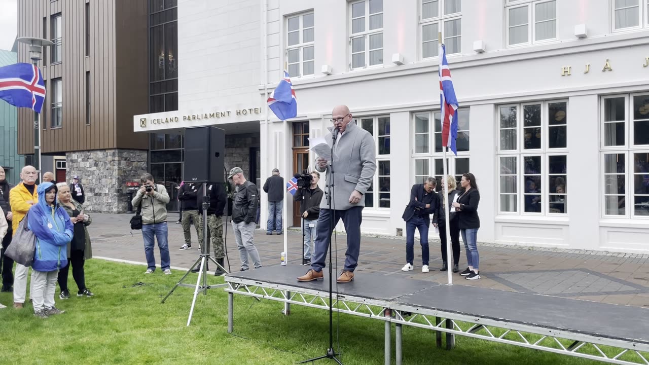 Ísland þvert á flokka