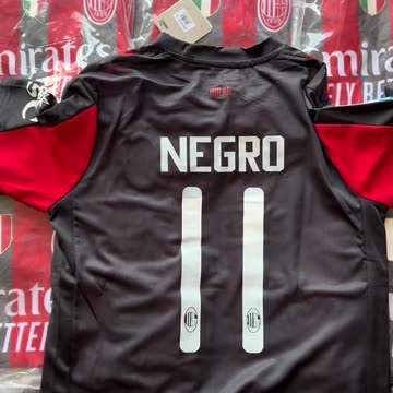 🔥 El nuevo uniforme del AC Milan 2025/26 llegó para encender San Siro 🔴⚫ Piel de guerreros, historia