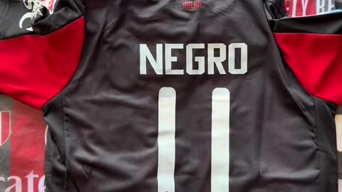 🔥 El nuevo uniforme del AC Milan 2025/26 llegó para encender San Siro 🔴⚫ Piel de guerreros, historia
