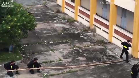 🤯🔍 This Tactical Team Uses A Bamboo Pole To Climb Walls! | FeedMyCuriosity