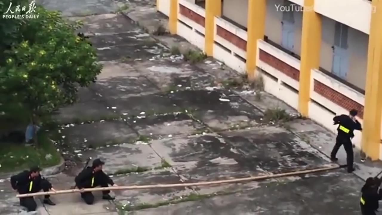 🤯🔍 This Tactical Team Uses A Bamboo Pole To Climb Walls! | FeedMyCuriosity