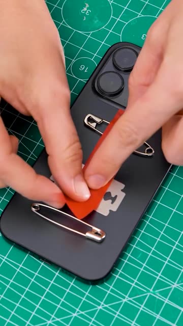 This phone "hack" looks wrong, but wait for the end 👀📱