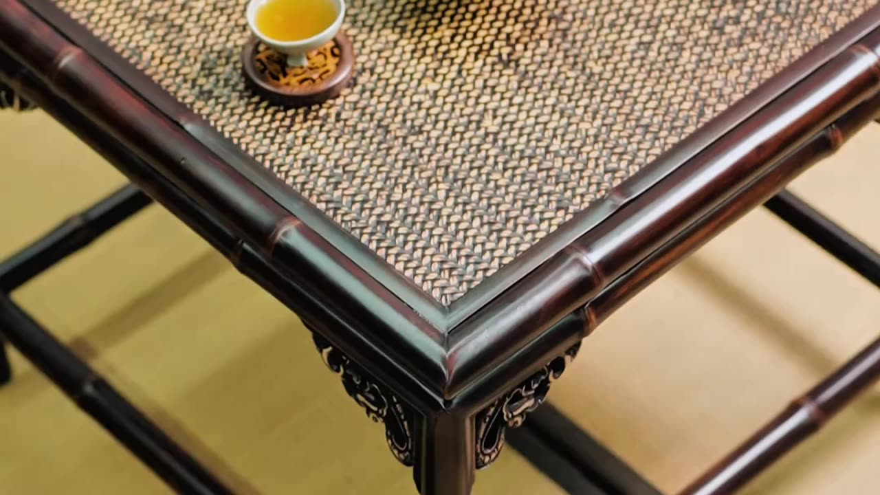 The traditional bamboo table and chair set of the Chinese people
