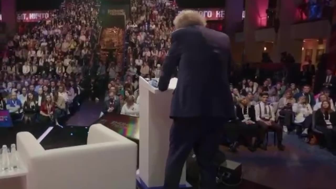 Oliver Stone: “Pensé que el mundo estaba descendiendo hacia un caos mayor”