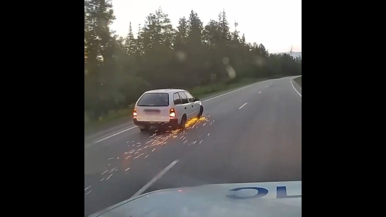 Policía persigue a un ladrón de coches en una carretera rusa