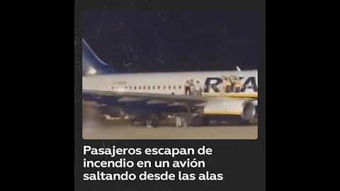 Pasajeros saltan de las alas de un avión tras incendio a bordo