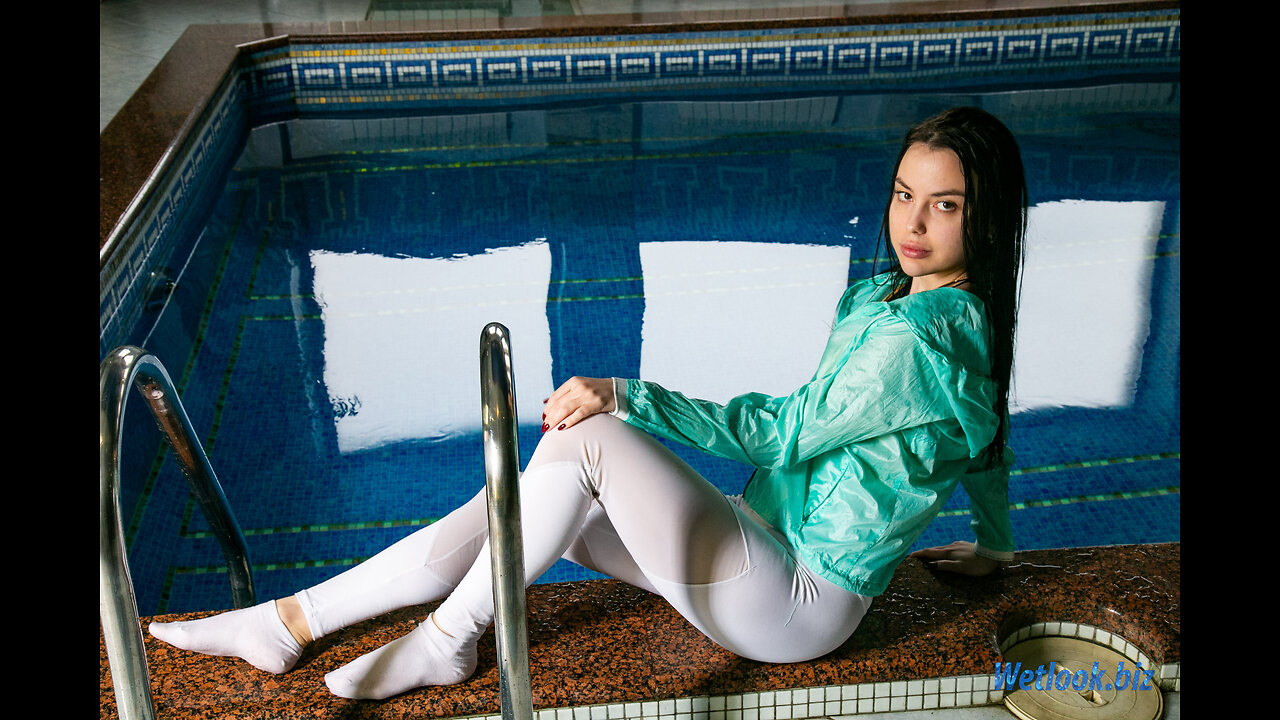 Wetlook girl Enjoys a Relaxing Pool Session in Stylish Wetlook Leggings