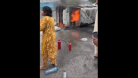 mom burn in road accident Infront of daughter
