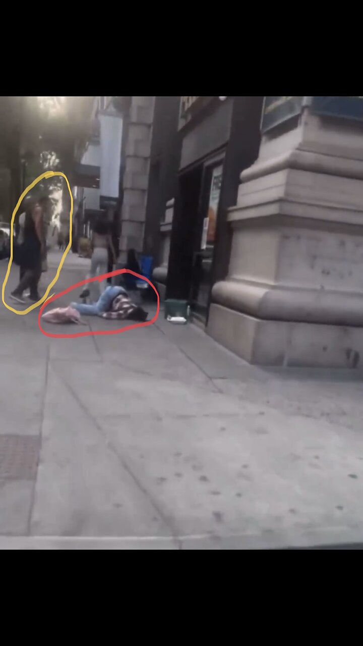 WOMAN FATALLY SHOT🏢🧎‍♀️🔫🧟‍♂️ 📸ON SIDEWALK ON PHILADELPHIA STREETS🧎‍♀️🚏🧟‍♂️🏢💫