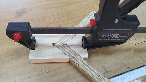 Probably the most simple DIY corner clamp ever!