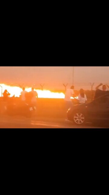 🚨#BREAKING horrifying footage as a F-16 fighter jet crashes in flames training #POLAND