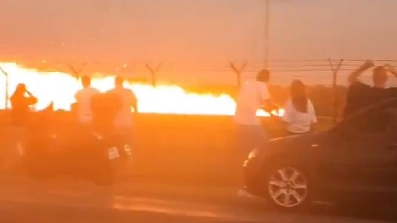 🚨#BREAKING horrifying footage as a F-16 fighter jet crashes in flames training #POLAND