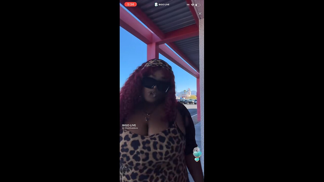 Moët on the stroll of Vegas 👀 waiting on papi