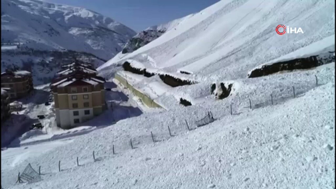 Çatak'ta iki ayrı çığ düştü