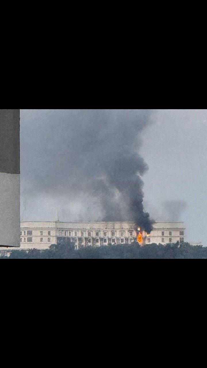 🤬 Russia launched a major drone and missile strike on Kyiv, causing a fire at