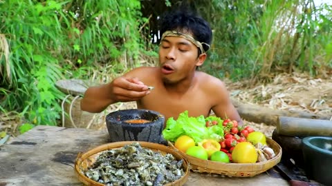 Survival in the forest - fishing in the river found strawberries, Eat delicious strawberries