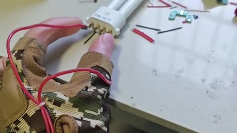 "He Built His Own Stun Glove – Shocking DIY!" ⚡🧤😲