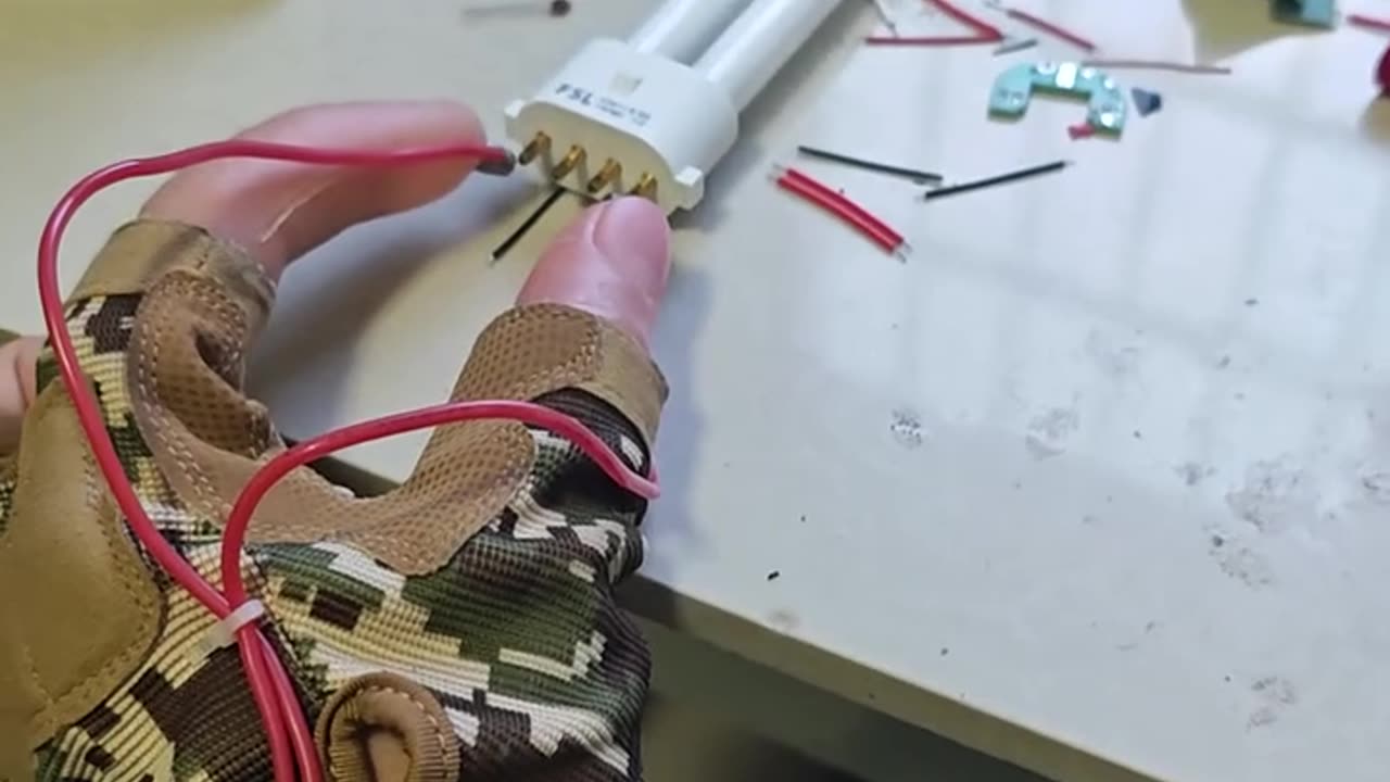 "He Built His Own Stun Glove – Shocking DIY!" ⚡🧤😲