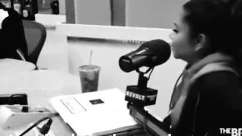 Woman tries to pressure Snoop Dogg for his masogynistic lyrics SAVAGE BOSS MOMENT!