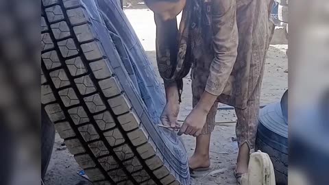 The girl with extraordinary determination - The girl who fixes cars