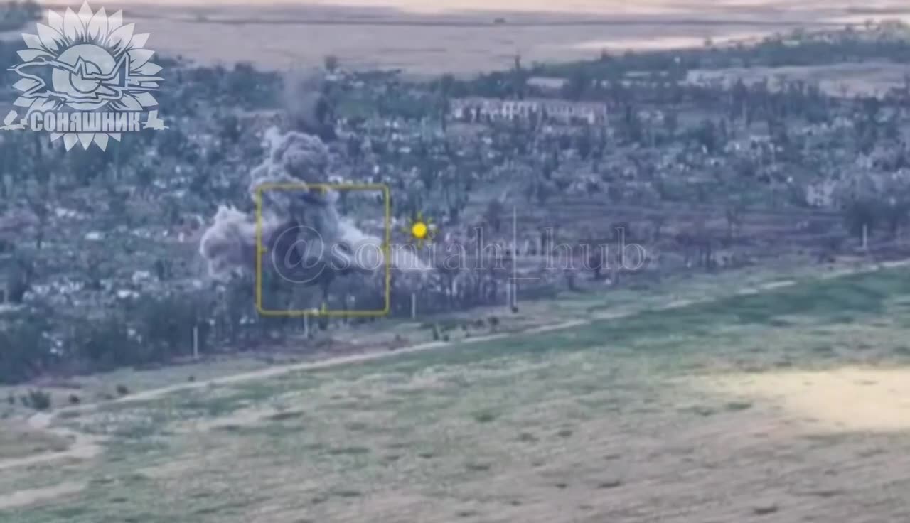 🇺🇦✈️💣 Ukrainian Su-27 used GBU-62 bombs to destroy the enemy drone base and headquarters