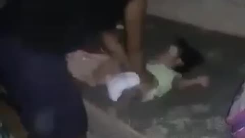 Mujer maltratadora de niño